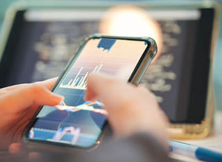 Inversor examinando un procedimiento transparente para retirar y transferir fondos
